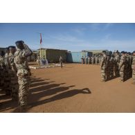 Le colonel Gerald Friedrich du 14e régiment d'infanterie de soutien logistique parachutiste (RISLP) salue le lever des couleurs pour la Saint-Eloi à Gao, au Mali.
