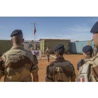 Le colonel Gerald Friedrich du 14e régiment d'infanterie de soutien logistique parachutiste (RISLP) salue le lever des couleurs pour la Saint-Eloi à Gao, au Mali.
