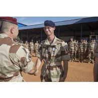 Le colonel Gerald Friedrich remet la médaille d'Outre-mer avec agrafe Sahel à un chef de section pour la cérémonie de la Saint-Eloi à Gao, au Mali.