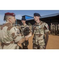 Le colonel Gerald Friedrich remet la médaille d'Outre-mer avec agrafe Sahel à un chef de section pour la cérémonie de la Saint-Eloi à Gao, au Mali.