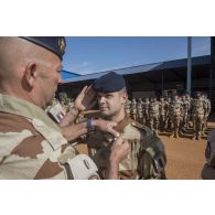 Le colonel Gerald Friedrich remet la médaille d'Outre-mer avec agrafe Sahel à un soldat pour la cérémonie de la Saint-Eloi à Gao, au Mali.