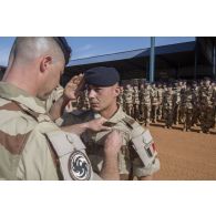 Le colonel Gerald Friedrich remet la médaille d'Outre-mer avec agrafe Sahel à un soldat pour la cérémonie de la Saint-Eloi à Gao, au Mali.