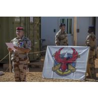 Le colonel Gerald Friedrich du 14e régiment d'infanterie de osutien logistique parachutiste (RISLP) prononce l'ordre du jour pour la Saint-Eloi à Gao, au Mali.