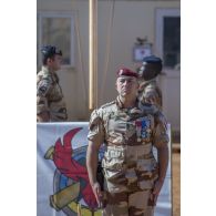Le colonel Gérald Friedrich du 14e régiment d'infanterie de soutien logistique parachutiste (RISLP) dirige une cérémonie pour la Saint-Eloi à Gao, au Mali.