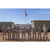 Le colonel Gerald Friedrich du 14e régiment d'infanterie de soutien logistique parachutiste (RISLP) pose aux côtés des récipiendaires de la médaille d'Outre-mer pour la Saint-Eloi à Gao, au Mali.