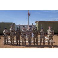Des soldats maliens posent aux côtés des récipiendaires de la médaille d'Outre-mer pour la Saint-Eloi à Gao, au Mali.