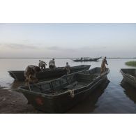 Des soldats du 3e régiment du génie (RG) préparent les pirogues pour patrouiller sur le fleuve Niger à Gao, au Mali.