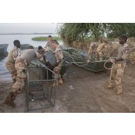 Des soldats du 3e régiment du génie (RG) préparent les pirogues pour patrouiller sur le fleuve Niger à Gao, au Mali.