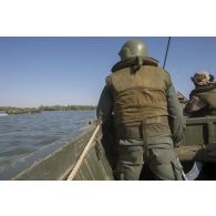 Des soldats du 1er régiment d'infanterie (RI) et des soldats maliens patrouillent sur le fleuve Niger à bord de leur pirogue en direction de Gao, au Mali.