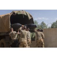 Des soldats du 3e régiment du génie (RG) chargent un canot pneumatique à bord d'un camion GBC-180 au terme d'une patrouille sur le fleuve Niger à Gao, au Mali.