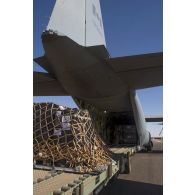 Déchargement de fret depuis la soute d'un avion Super Hercules C-130J de l'armée de l'air canadienne à Gao, au Mali.
