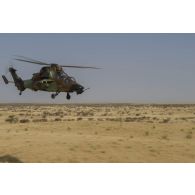 Un hélicoptère Tigre EC-665 vole à basse altitude entre Gao et Ménaka, au Mali.