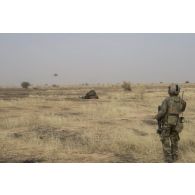 Un guetteur aérien tactique avancé (GATA) des commandos parachutistes (GCP) guide le poser d'un hélicoptère Cougar AS-532, au Niger.