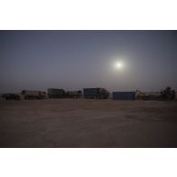 Préparation des camions en colonne pour le départ d'un convoi dans le désert malien.