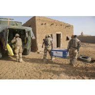 L'équipe médicale décharge des médicaments pour une aide médicale à In Arabane, au Mali.