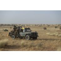 Des soldats maliens patrouillent à bord de leur pick-up dans la brousse malienne.