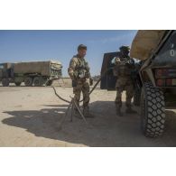 Un soldat du Service des essences des armées (SEA) ravitaille un véhicule blindé léger (VBL) du 3e régiment de hussards (RH) en carburant dans le désert malien.