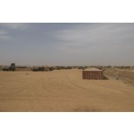 Parking des camions-citernes du Service des essences des armées (SEA) en zone logistique de la base de Ménaka, au Mali.