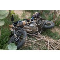 Photographie preuve d'une motocyclette abandonnée découverte lors du ratissage d'un secteur dans la région du Gourma malien.