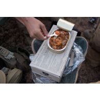 Un chasseur du 7e bataillon de chasseurs alpins (BCA) mange sa portion boeuf-carottes tirée de sa ration de combat lors d'un bivouac dans le Gourma malien.