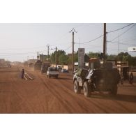 Des véhicules français et maliens patrouillent en convoi dans les rues de Gao, au Mali.