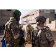 Un chef de groupe du 1er régiment de tirailleurs (RTir) se coordonne avec un officier malien pour une patrouille dans les rues de Gao, au Mali.
