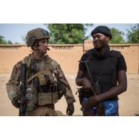 Un fantassin du 1er régiment de tirailleurs (RTir) échange avec un gendarme malien lors d'une patrouille dans les rues de Gao, au Mali.