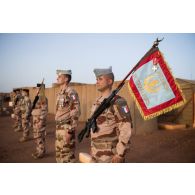Porte-fanion et gardes au drapeau du 1er régiment de tirailleurs (RTir) lors d'une cérémonie à Gao, au Mali.