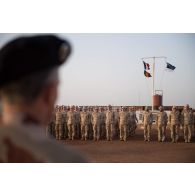 Le colonel Nicolas James du 7e bataillon de chasseurs alpins (BCA) lit l'ordre du jour devant les soldats du bataillon scout à Gao, au Mali.