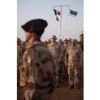 Rassemblement des chasseurs du 7e bataillon de chasseurs alpins (BCA) et des soldats estoniens sur la place d'armes de Gao, au Mali.