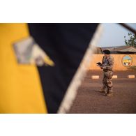 Un interprète estonien traduit l'ordre du jour lu par le colonel Nicolas James sous les couleurs du 7e bataillon de chasseurs alpins (BCA) à Gao, au Mali.