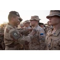 Un officier de cavalerie remet la médaille d'Outre-mer avec agrafe Sahel à un soldat estonien du bataillon scout à Gao, au Mali.