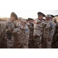 Des officiers du 7e bataillon de chasseurs alpins (BCA) et du 93e régiment d'artillerie de montagne (RAM) remettent la médaille d'Outre-mer avec agrafe Sahel à des soldats estoniens du bataillon scout à Gao, au Mali.