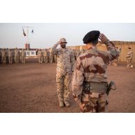Le colonel Nicolas James du 7e bataillon de chasseurs alpins (BCA) accueille le commandant Jogi du bataillon scout lors d'une cérémonie à Gao, au Mali.