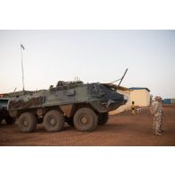 Rassemblement des soldats estoniens du bataillon scout devant un de leurs véhicules Sisu Patria Pasi à Gao, au Mali.