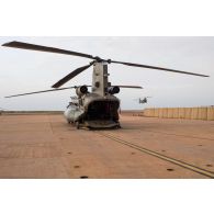 Un hélicoptère Chinook Ch-47 britannique stationne sur la zone de poser d'hélicoptères (ZPA) de Gao, au Mali.
