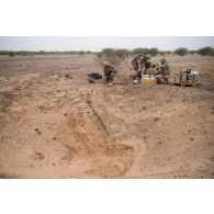 Des pyrotechniciens du détachement des munitions (DETMu) déconditionnent des obus de 80 mm et 120 mm pour leur destruction dans un fourneau sur un polygone d'explosions à Gao, au Mali.