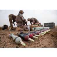 Des pyrotechniciens du détachement des munitions (DETMu) déconditionnent des projectiles pour leur destruction dans un fourneau sur un polygone d'explosions à Gao, au Mali.