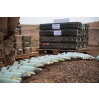 Un pyrotechnicien du détachement des munitions (DETMu) déconditionne des obus120 mm pour leur destruction dans un fourneau sur un polygone d'explosions à Gao, au Mali.
