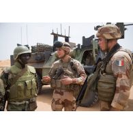 Des soldats français et maliens font un point de situation avant d'établir un contact avec des habitants de Gao, au Mali.