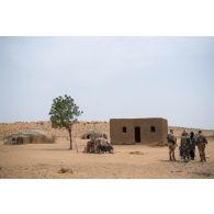 Des soldats français et maliens informent des habitants de la destruction de munitions sur un polygone d'explosion près de chez eux à Gao, au Mali.