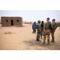 Des soldats français et maliens informent des habitants de la destruction de munitions sur un polygone d'explosion près de chez eux à Gao, au Mali.