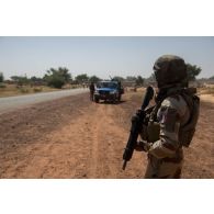 Un soldat sécurise le périmètre aux abords d'un village sur la route de Niamey, au Niger.