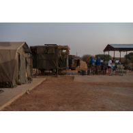 Des soldats du 1er régiment d'infanterie (RI) font leur toilette au moyen d'une remorque douche RD 3000 à Ouallam, au Niger.