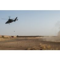 Des hélicoptères Tigre EC-665 du 5e régiment d'hélicoptères de combat (RHC) décollent depuis la base de Ménaka, au Mali.