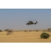 Un hélicoptère Tigre EC-665 du 5e régiment d'hélicoptères de combat (RHC) vole en basse altitude dans le désert nigérien.