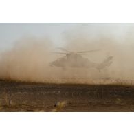 Un hélicoptère Tigre EC-665 du 5e régiment d'hélicoptères de combat (RHC) décolle depuis la base de Ménaka, au Mali.