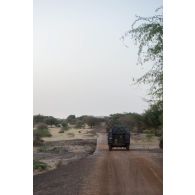 Un véhicule de l'avant blindé (VAB) progresse en convoi en direction d'Andéramboukane, au Mali.