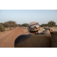 Un chef de section du 3e régiment de hussards (RH) communique par radio avec l'équipage d'un véhicule blindé léger (VBL) lors d'une progression en direction d'Anderamboukane, au Mali.