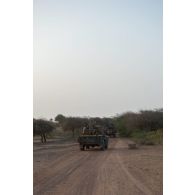 Des soldats maliens patrouillent à bord de leurs picks-ups sur la route d'Andéramboukane, au Mali.